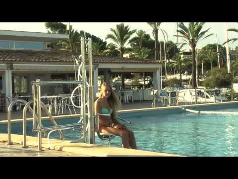 Acceso a la piscina para personas con movilidad reducida